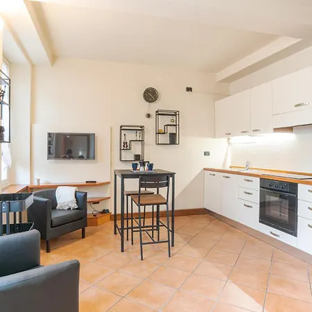 Cozy With Balcony- Center! Appartamento *